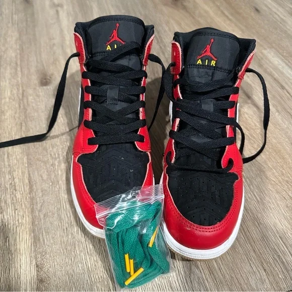 {preloved} Youth Air Jordan 1 - Picture 2 of 11